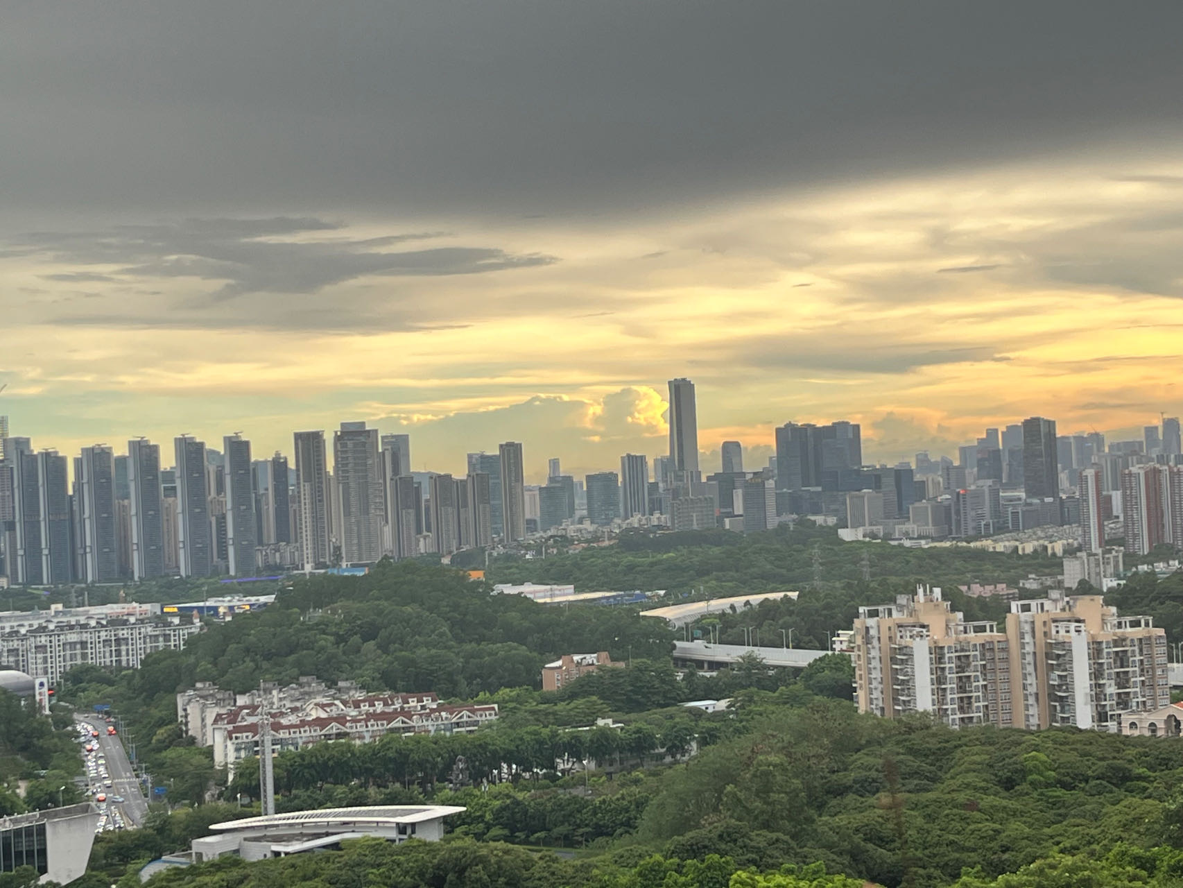 一张宁静的自然风景照片，如森林小径或湖边，象征着内心平静